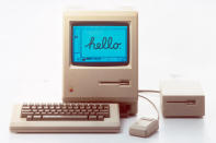 <b>1984 – Der Macintosh</b><br><br>Mit 2.495 US-Dollar (knapp 1.900 Euro) ist Lisas Nachfolger aus dem Jahr 1984 dann eher für die breite Masse erschwinglich. Der Macintosh, oder kurz Mac, ist bis heute Namensgeber für Apple-Rechner. Damals war er der erste Mikrocomputer mit grafischer Benutzeroberfläche, der in großen Stückzahlen hergestellt wurde. (Bild: dpa)