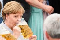 Kanzlerin Angela Merkel 2017 bei einem Volksfest in Trudering. (Bild: Sebastian Widmann/Getty Images)