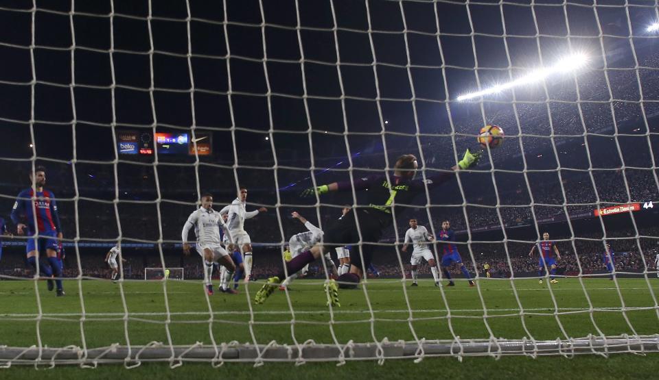 Football Soccer - Barcelona v Real Madrid - Spanish La Liga Santander- Nou Camp Stadium, Barcelona, Spain - 3/12/16. Real Madrid's Sergio Ramos scores a goal during the "Clasico". REUTERS/Sergio Perez