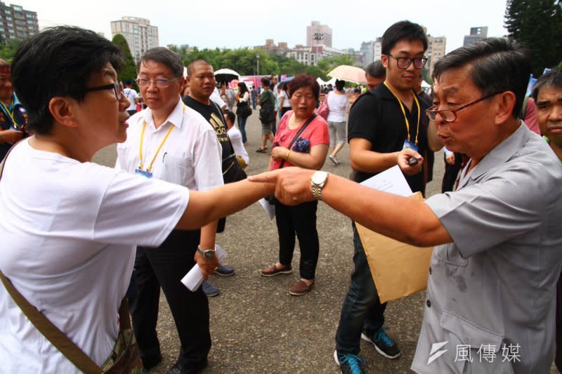 國民黨全代會登場，遭開除中央委員李柏融（右）到場，引發爭執（曾原信攝）