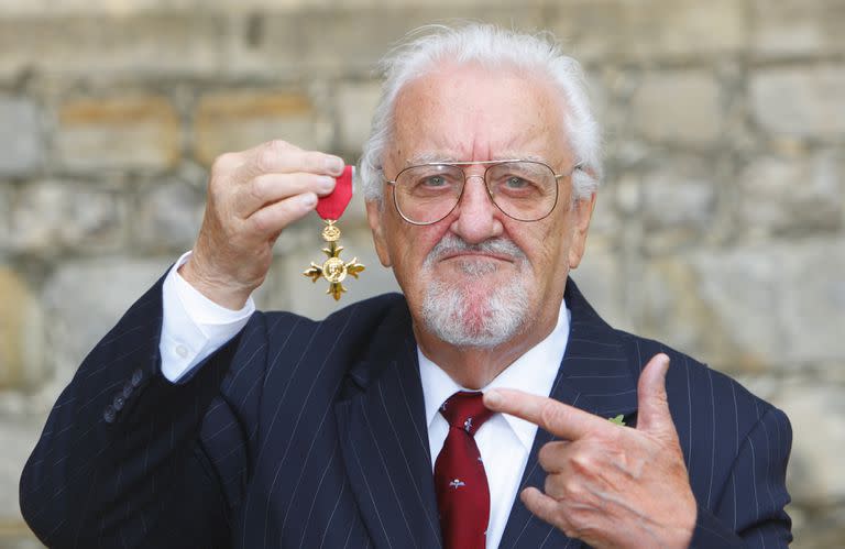 Bernard Cribbins con su medalla Oficial del Imperio Británico después de recibirla el galardón durante una ceremonia que presidió la Princesa Ana, en noviembre de 2011