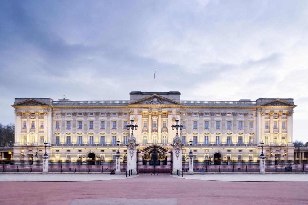 buckingham palace at dusk