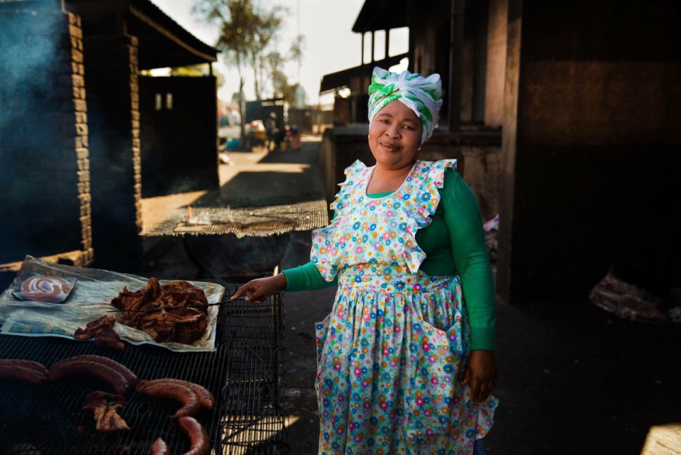 Afrique du Sud. Au milieu des bidonvilles de Cape Town, en Afrique du Sud, cette femme vend de la viande au même endroit depuis 30 ans. Mihaela dit qu’elle représente la douceur féminine, se tenant fièrement debout dans un quartier difficile du pays. 