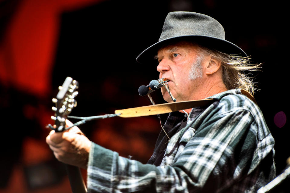 L'auteur-compositeur-interprète canadien Neil Young se produit sur la scène Orange du Roskilde Festival à Roskilde, au Danemark, le 1er juillet 2016. Photo prise le 1er juillet 2016. Scanpix Danemark/Nils Meilvang/via REUTERS À L'ATTENTION DES ÉDITEURS - CETTE IMAGE A ÉTÉ FOURNIE PAR UN TROISIÈME FÊTE.  POUR USAGE ÉDITORIAL UNIQUEMENT.  DANEMARK OUT.  AUCUNE VENTE COMMERCIALE.