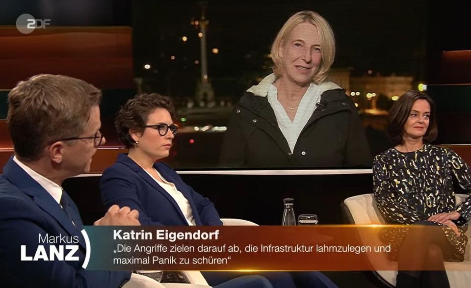 "Es gibt keinen Rückzugsort mehr": ZDF-Korrespondentin Katrin Eigendorf sprach bei Markus Lanz über die Lage in der Ukraine. In (von links) Carsten Linnemann, Isabella M. Weber und Julia Löhr hatte sie aufmerksame und sichtlich betroffene Zuhörer. (Bild: ZDF / Screenshot)