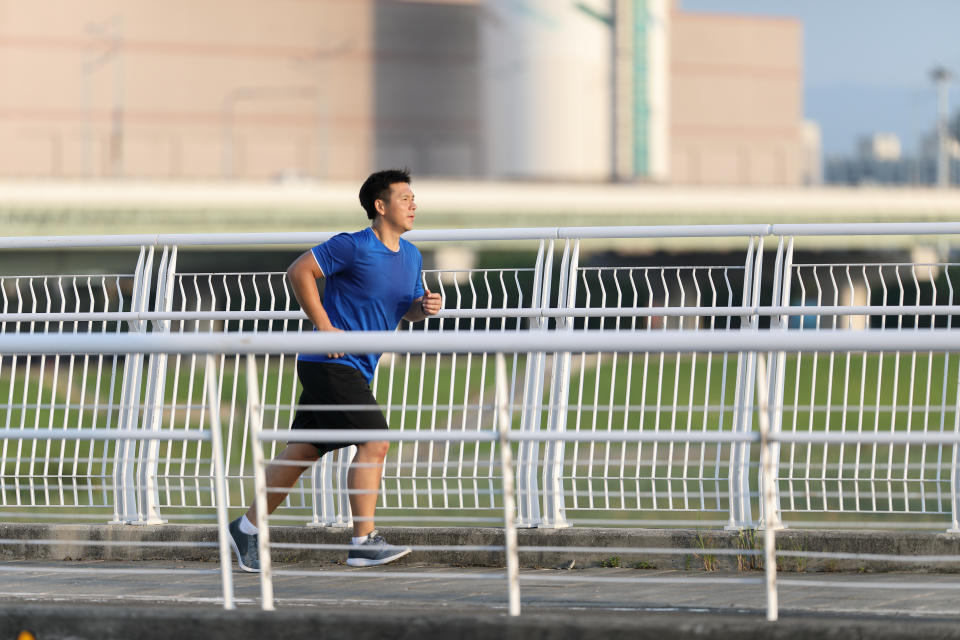 急步行（中等強度運動）是 5 MET，一名成年男士每日急步行 30 分鐘，將 30 分鐘乘以 5 MET，等於每日額外消耗多 150 卡路里