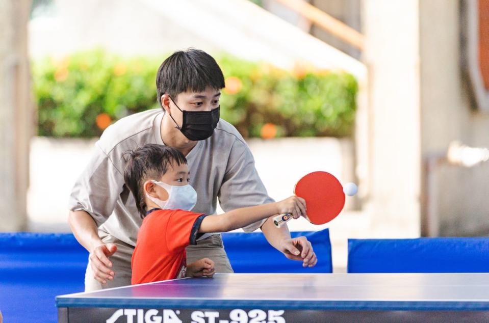 ▲江宏傑化身桌球教練，教小朋友練習打球。（圖／好看娛樂提供）