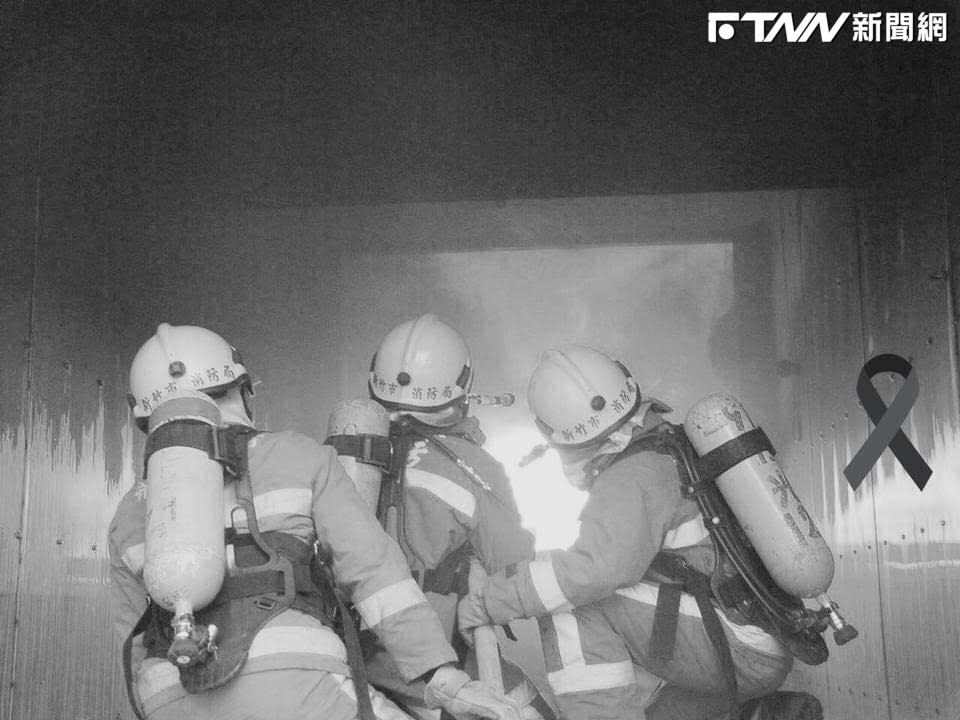 新竹市東區昨夜火警造成2名消防員殉職，新竹市消防局今更換臉書封面圖片表達哀悼。（圖／新竹市消防局 臉書）