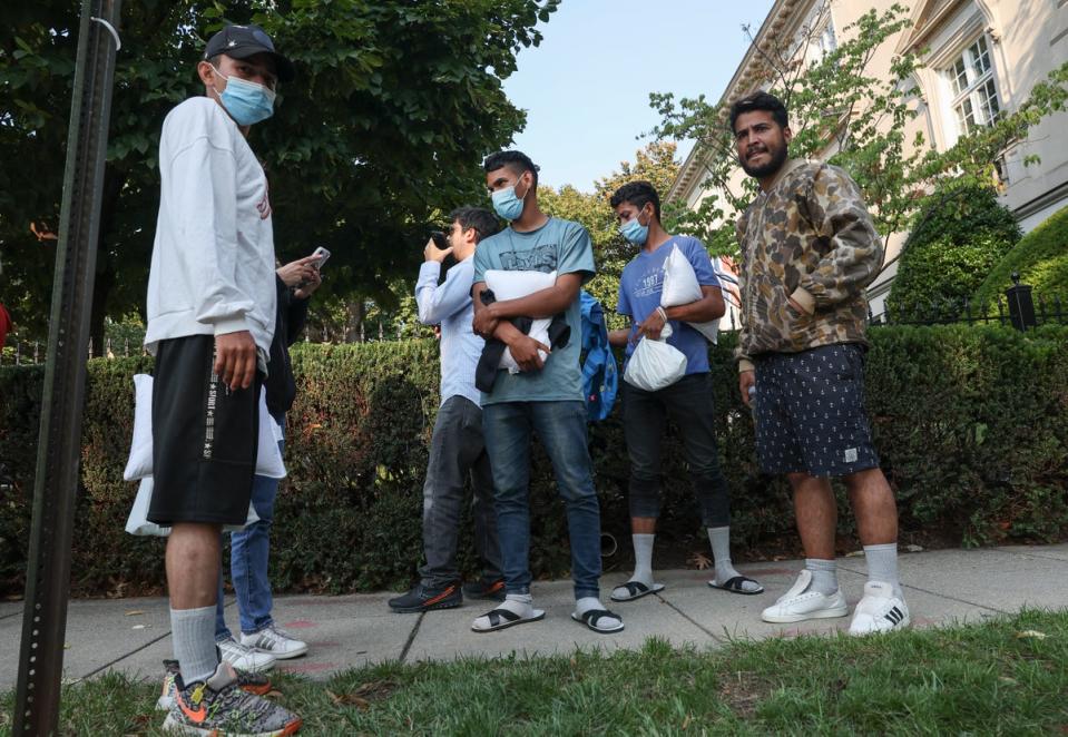 Los migrantes enviados desde Texas fueron dejados frente a la residencia de la vicepresidenta Kamala Harris en Washington, D. C. el 15 de septiembre (Getty Images)