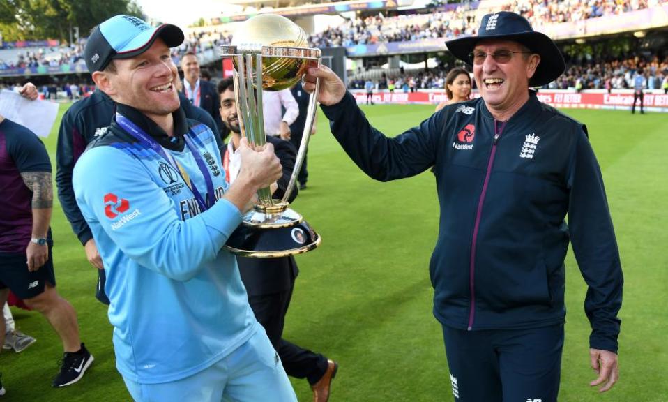 Trevor Bayliss and Eoin Morgan celebrate.