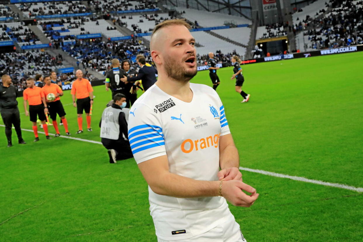 Le rappeur Jul lors du match de football caritatif « Heroes » entre les anciens joueurs de l'Olympique de Marseille et l'équipe Unicef au stade Vélodrome.  - Credit:Donato/Starface/Cover Images