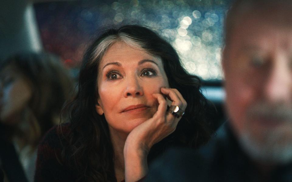Ab und zu ein wenig nervig, aber doch eine gute Seele: Iris Berben verkörpert in "791 km" die Alt-68erin Marianne. (Bild: Pantaleon Films/ProU Producers United Film)