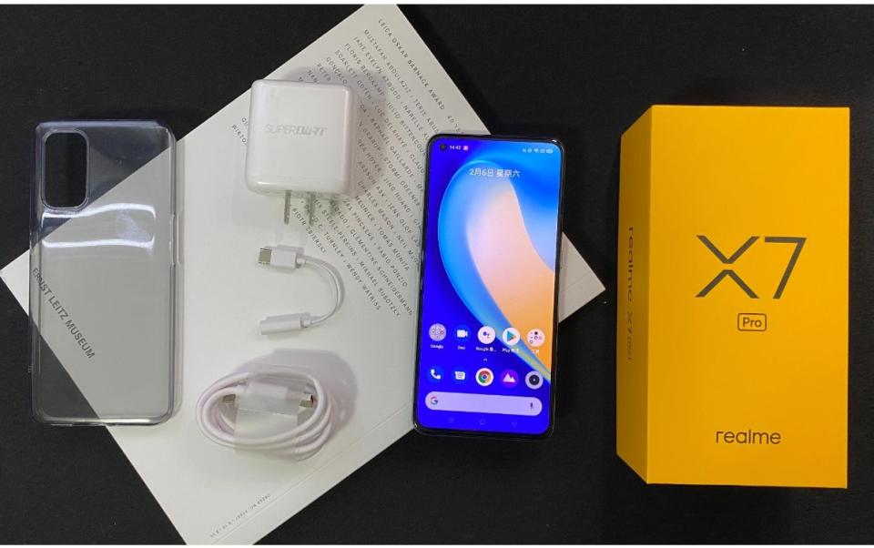 ▲ realme X7 Pro 盒裝內除了手機之外，還提供50Ｗ快充頭、電源線、轉接頭和保護殼。