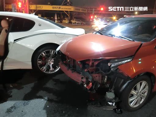 肇事車輛車況嚴重毀損，58歲女駕駛嚇到腿軟。（圖／翻攝畫面）