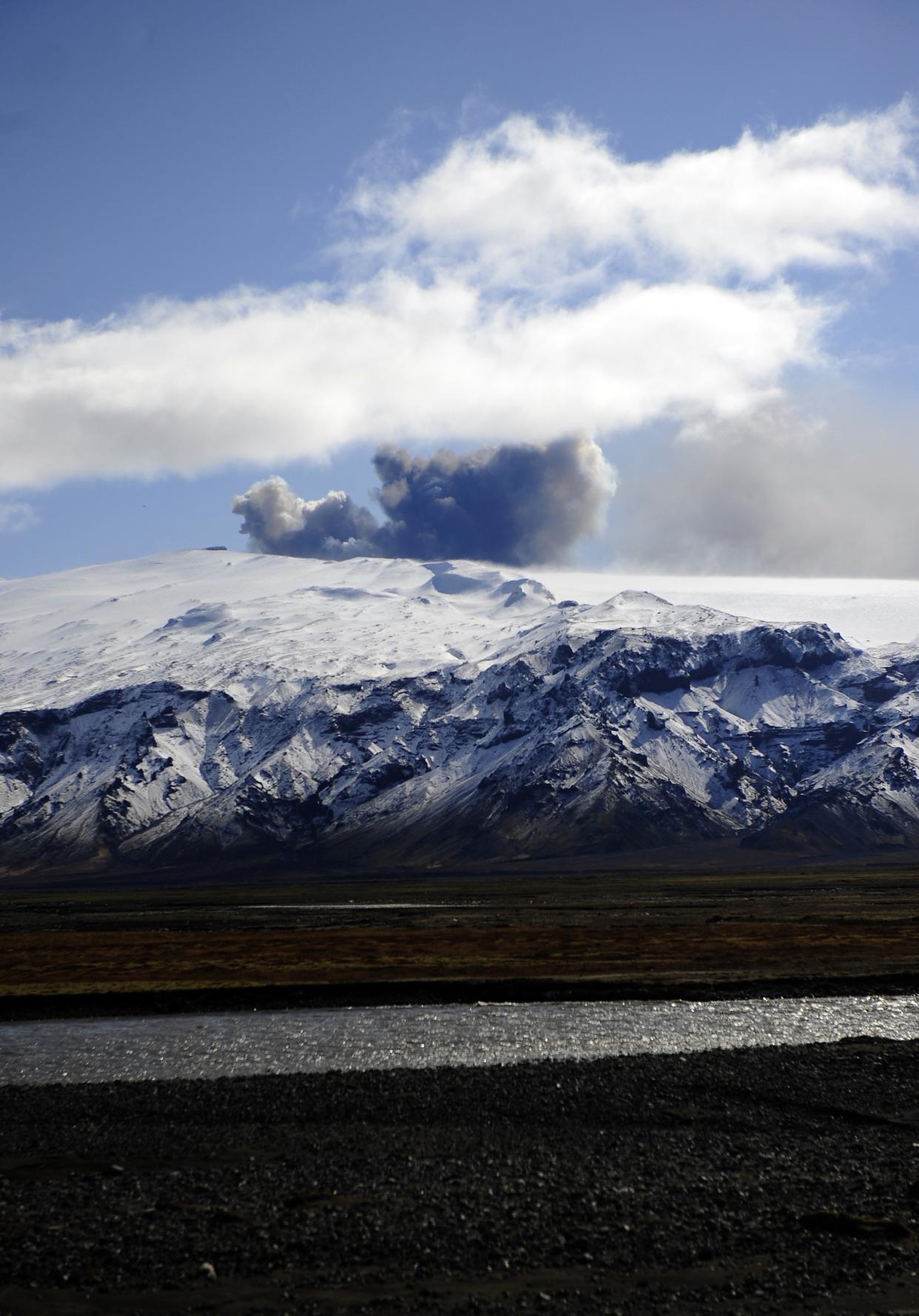 Smoke and ash billow from the Eyjafjallajokull volcano seen from Porolfsell on April 21, 2010 (AFP/Getty Images)