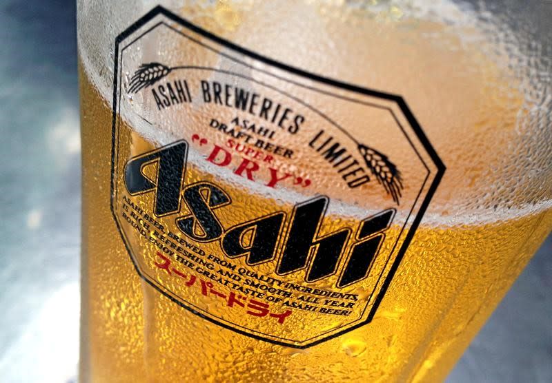 Condensation collects on a glass of Asahi beer at a bar in Singapore October 23, 2015. REUTERS/Tim Wimborne/File Photo