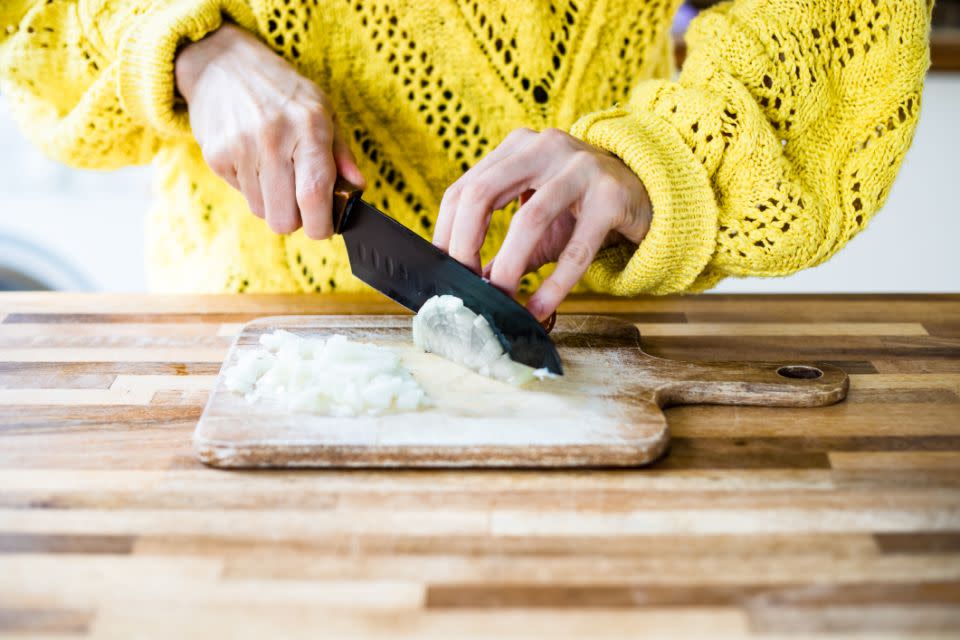 Kann dieser clevere Küchenrollen-Trick die Tränen stoppen, die oft beim Zwiebelschneiden rollen? (Getty Images)