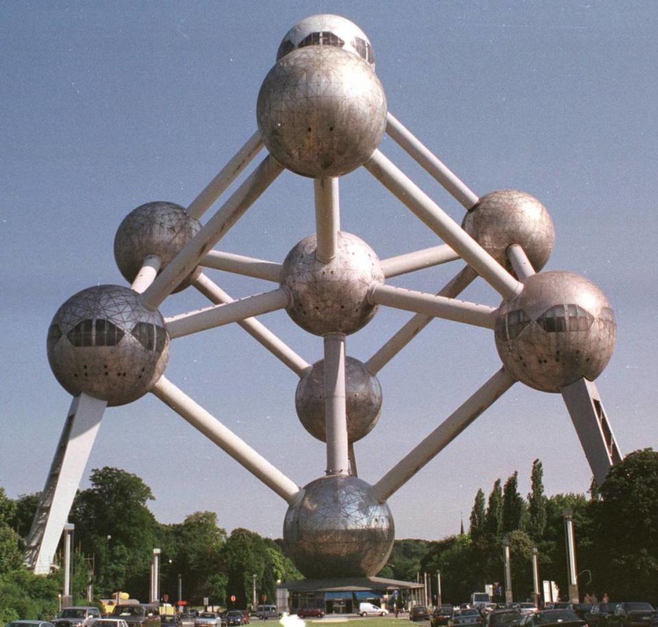 El Atomium es una estructura de 102 metros de altura construida para la Exposición General de primera categoría de Bruselas de 1958.1 Representa un cristal de hierro ampliado 165 mil millones de veces. Está formado por nueve esferas de acero de 18 metros de diámetro cada una y está ubicado en el parque de Heysel en Bélgica.