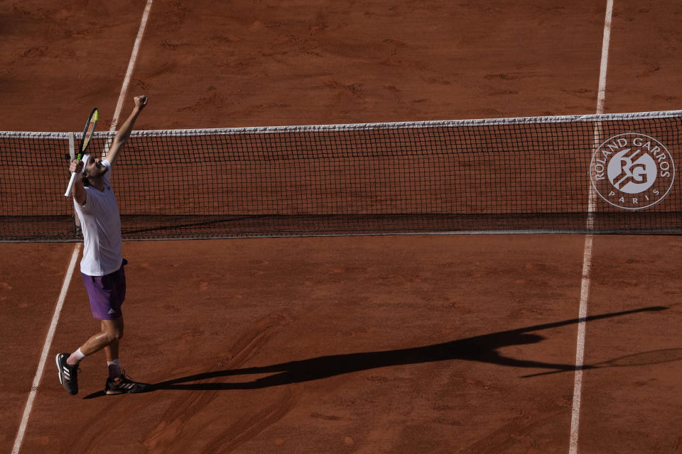 El griego Stefanos Tsitsipas festeja su triunfo sobre el alemán Alexander Zverev en duelo de las semifinales del Abierto de Francia, en el estadio Roland Garros de París, el viernes 11 de junio de 2021. (AP Foto/Thibault Camus)