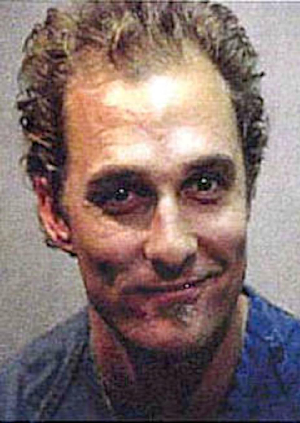 Er habe nichts geraucht, gab er später zu Protokoll und widersetzte sich auch der Festnahme durch die Polizei. Warum Matthew McConaughey 1999 in seinem Haus in Austin, Texas, nackt sehr laut Bongo-Trommel spielte, bleibt bis heute sein Geheimnis. Letztendlich wurde der Schauspieler nur zu einer geringen Geldstrafe wegen Ruhestörung verurteilt. (Bild: Kypros/Getty Images)