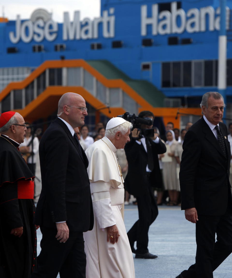 El papa Benedicto XVI llega este 27 de marzo de 2012, al aeropuerto José Martí de la ciudad de La Habana, procedente de Santiago de Cuba. El pontÌfice llegó este mediodía a la capital de la isla, el segundo escenario de su visita a Cuba, donde se reunirá con el presidente Raúl Castro y oficiará, el miércoles, una misa en la Plaza de la Revolución. EFE/ David Fernández