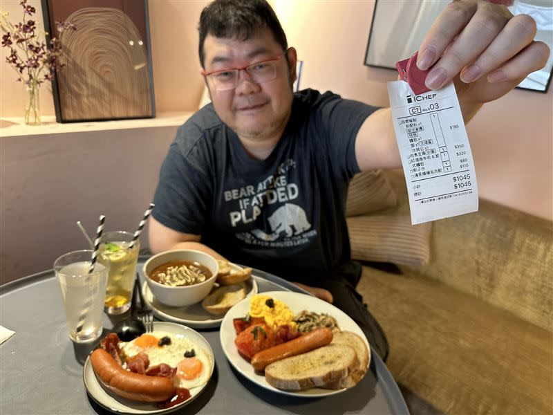 四叉貓透露，他到林口吃館長指名的早餐店IDK Cafe & Brunch，才吃個八分飽就花了1045元。（圖／翻攝自四叉貓臉書）