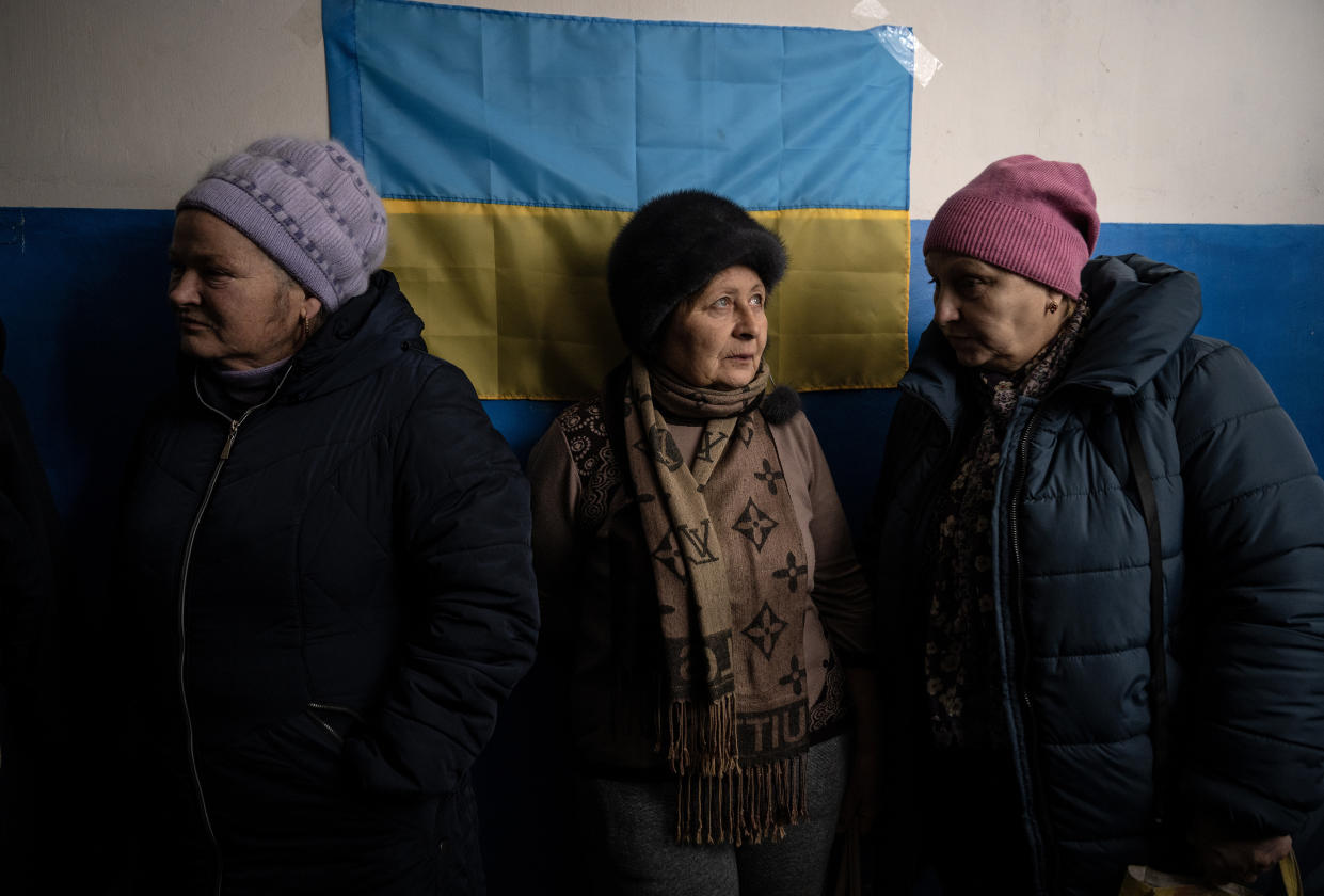 Madres ucranianas y sus bebés esperan en Levkivka, Ucrania, para que las revise un equipo que presta servicios a los habitantes del pueblo que, en su mayoría, no han tenido acceso a médicos desde que comenzó la invasión a gran escala de Rusia hace casi un año, 31 de enero de 2023. (Lynsey Addario/The New York Times) 