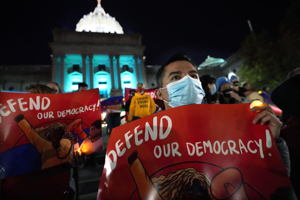 Hector Lugatero, un inmigrante de Michoacan, Mexico, exige que todos los votos sean contados a las afueras del Capitolio de Pensilvania el jueves 5 de noviembre 2020 (AP Photo/Julio Cortez)