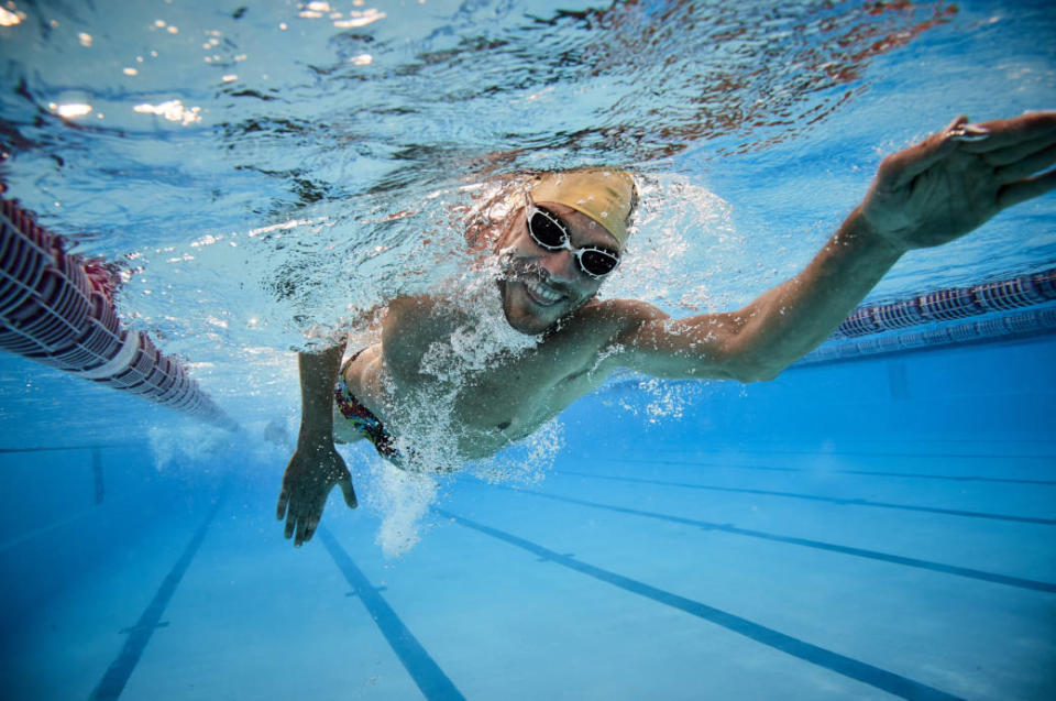 Muchos no saben que las lentillas y el agua hacen una mala combinación y es recomendable<strong> quitarlas antes de practicar cualquier actividad que implique contacto con el agua,</strong> incluso en la ducha.(Foto: Getty)