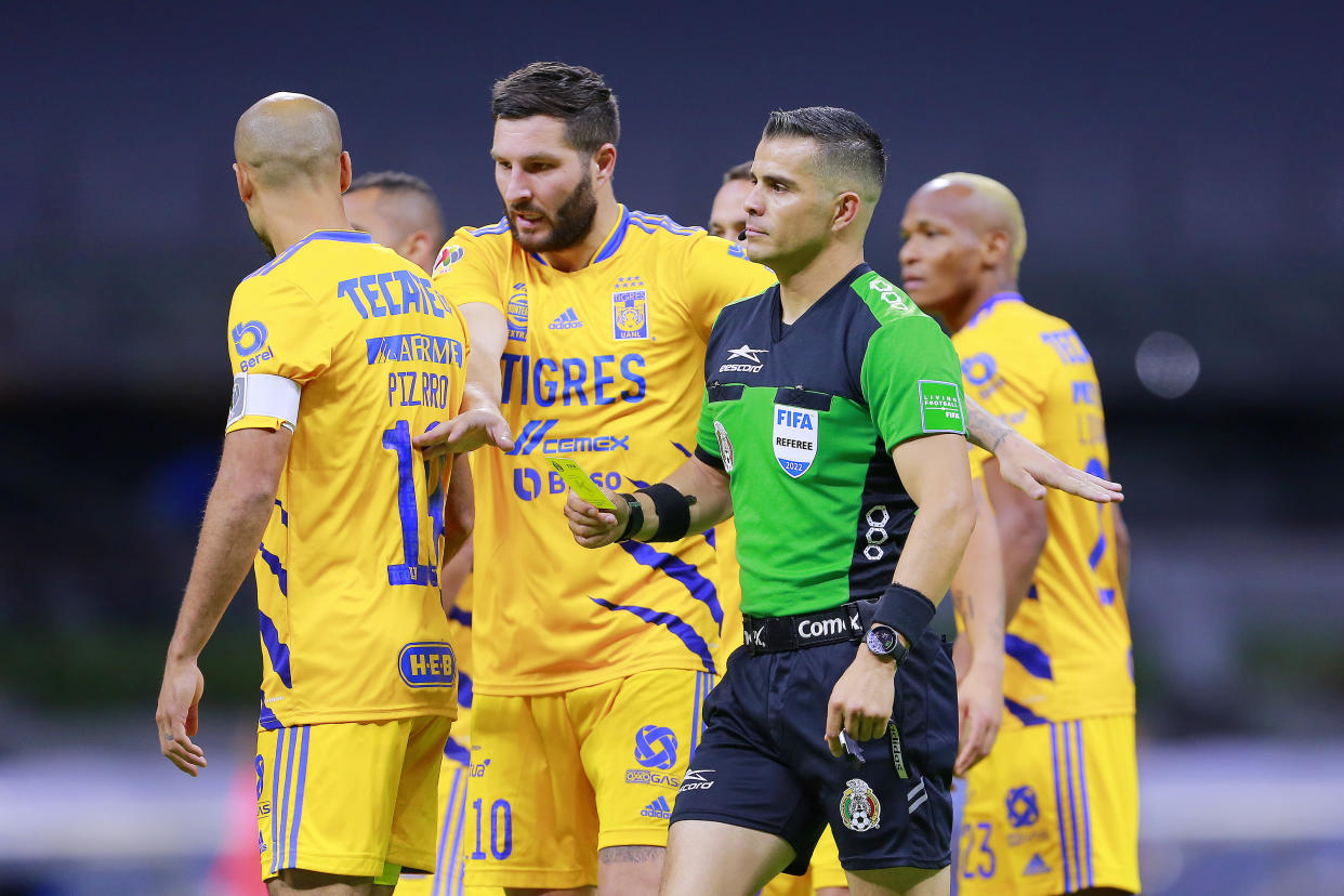 El arbitraje de la Liga MX lleva un tiempo sin ser el de mejor calidad, ahora exhibió sus carencias en la falta de unificación de criterios. (Foto: Mauricio Salas/Jam Media/Getty Images)