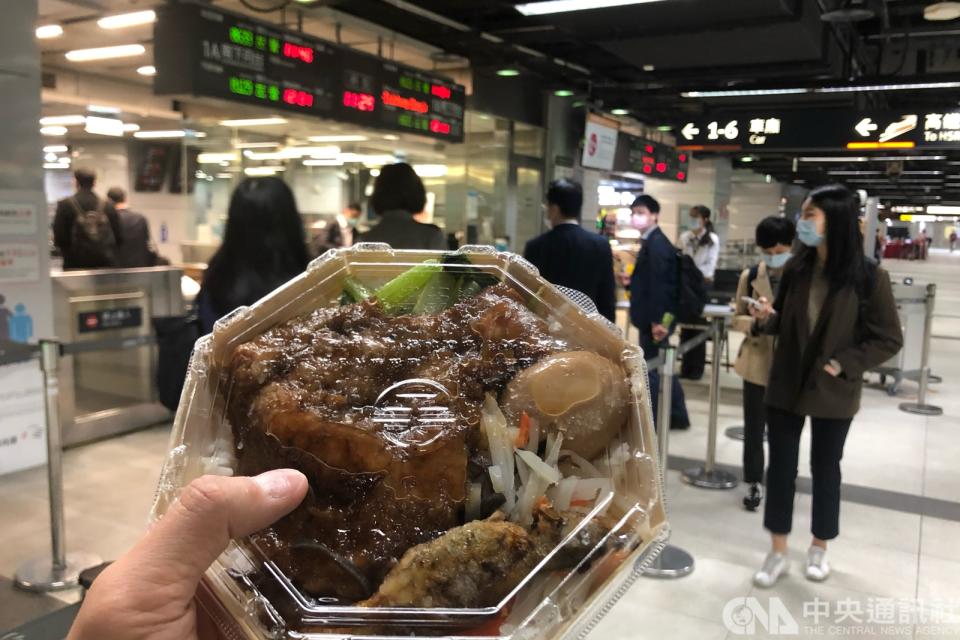 高規格防疫！台鐵及高鐵禁止飲食。(中央社＼檔案照 )