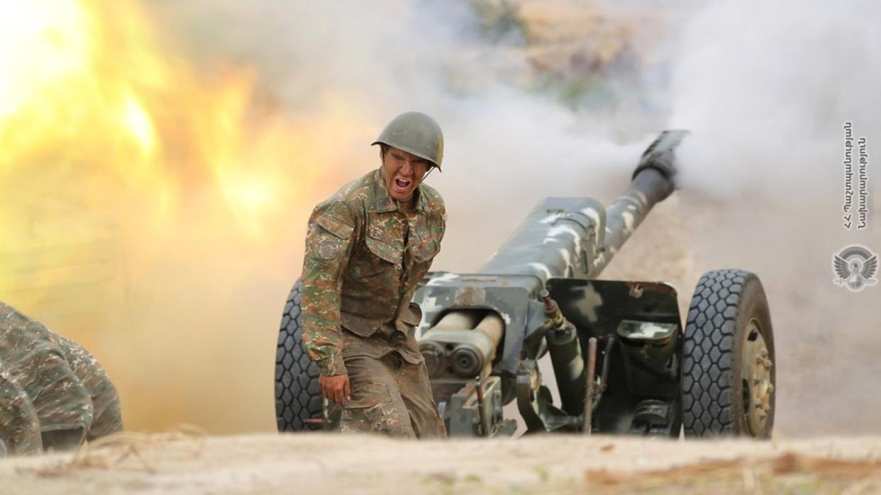 Ein armenischer Soldaten feuerte eine Kanone an. Die Zusammenstöße zwischen armenischen und aserbaidschanischen Streitkräften in der umstrittenen Region Berg-Karabach eskalieren weiter. Das Foto stammt vom armenischen Verteidigungsministerium.