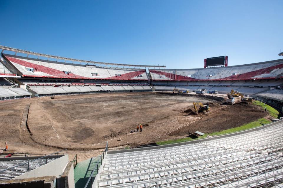 Las obras en el campo de juego del Monumental estarían terminadas para febrero.