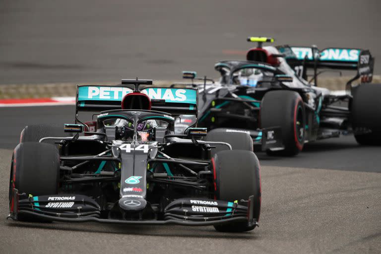 Fórmula Uno F1 - Gran Premio de Eifel - Nurburgring, Nurburg, Alemania - 11 de octubre de 2020 Mercedes Lewis Hamilton y Mercedes Valtteri Bottas en acción.