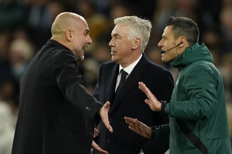 Pep Guardiola y Carlo Ancelotti en pleno cruce de City vs. Real Madrid, por la Champions League 