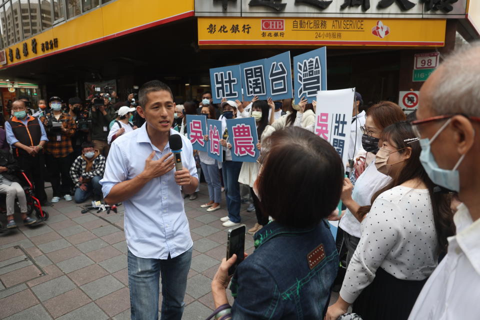 民進黨台北市第3選區立委補選參選人吳怡農（前左）5日在捷運松江南京站向市民打招呼，闡述自己的政治理念與願景。（中央社）