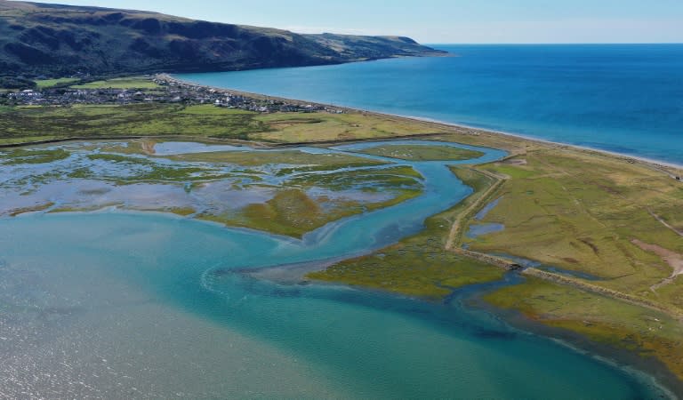 Vue aérienne du village gallois de Fairbourne, le 30 août 2022 au Royaume-Uni (AFP - Paul ELLIS)