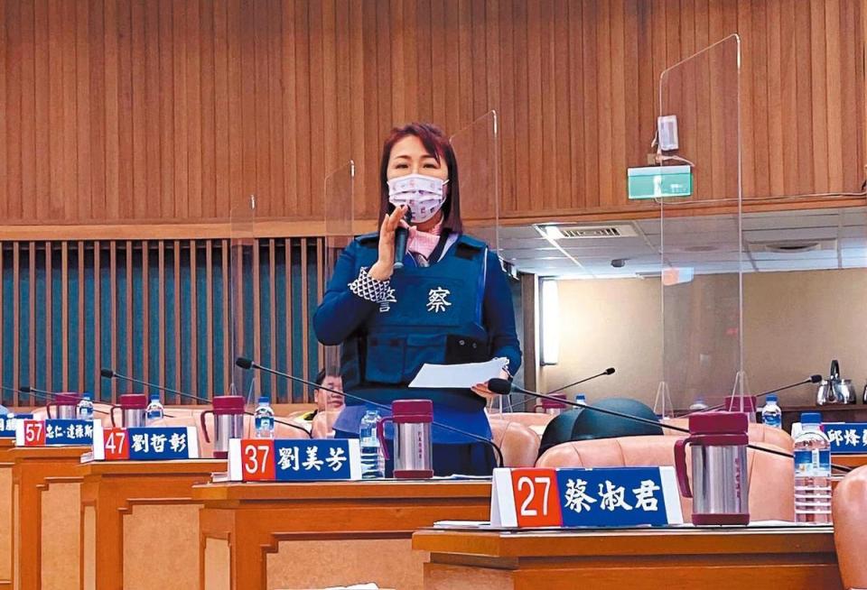 新北市議員劉美芳曾穿防彈背心在議會質詢，沒想到她私下也遭黑衣人恐嚇。（翻攝劉美芳臉書）