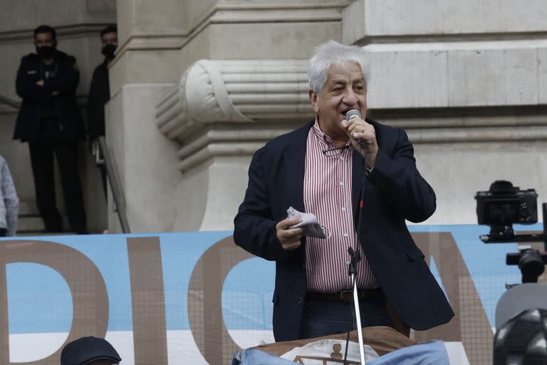 Julio Piumato en la protesta de judiciales frente a los Tribunales de Talcahuano