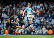 Soccer Football - Premier League - Manchester City v Burnley - Etihad Stadium, Manchester, Britain - October 20, 2018 Manchester City's Kevin De Bruyne in action with Burnley's Jack Cork and Ben Mee Action Images via Reuters/Jason Cairnduff