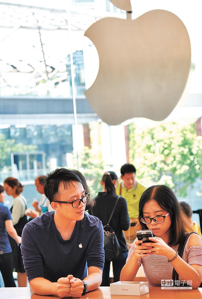 《富比士》直指，蘋果很可能成為大陸報復美國的祭品。圖為廣州蘋果零售店內，一顧客在店員指導下操作手機。（新華社資料照片）