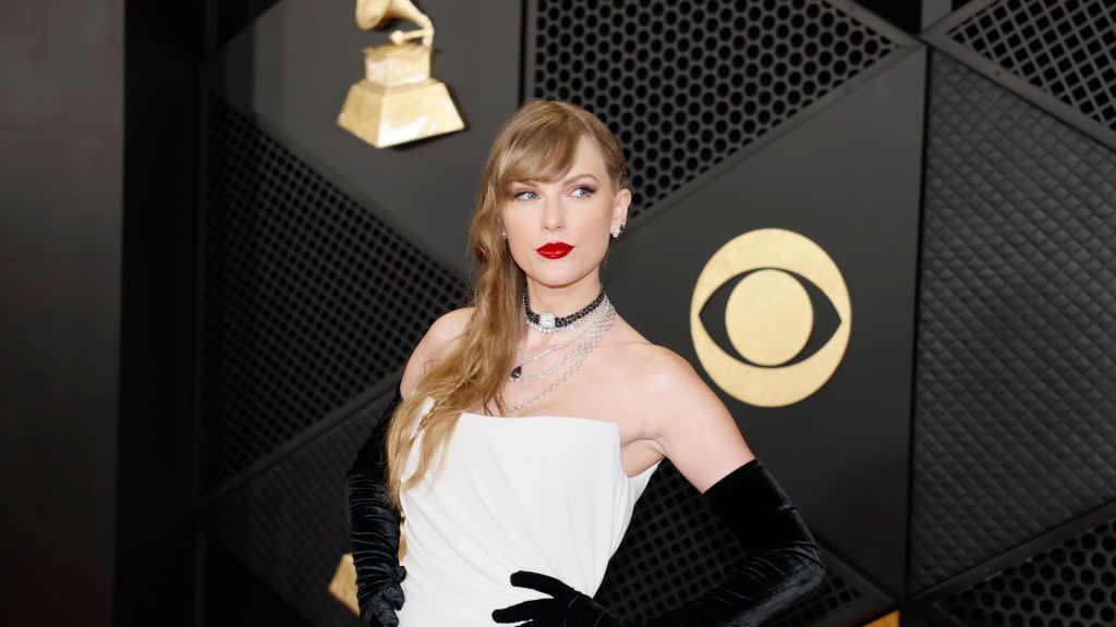 los angeles, ca february 04 taylor swift arrives on the red carpet at the cryptocom arena in los angeles, ca, sunday, feb 4, 2024 allen j schaben los angeles times via getty images