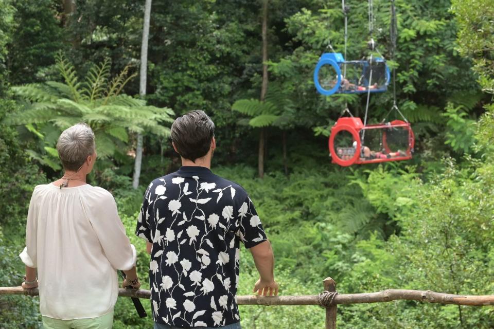 Furchterregende Versuchsanordnung: Sonja Zietlow und Jan Köppen beobachten aus sicherer Distanz, wie hektisch sich Fabio und Mike bei der Höhenangst-Prüfung "Gondel la Grause" abmühen. (Bild: RTL / Stefan Thoyah)