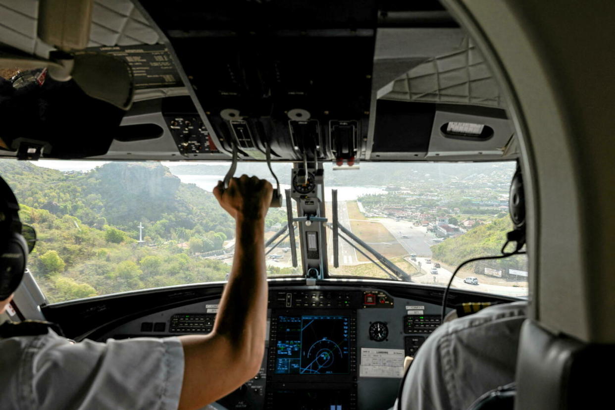 Un pilote d'Air Antilles qui s'apprête à atterrir à Saint-Barth, le 8 mai 2023.  - Credit:RAPHAEL GOTHEIL / Hans Lucas / Hans Lucas via AFP