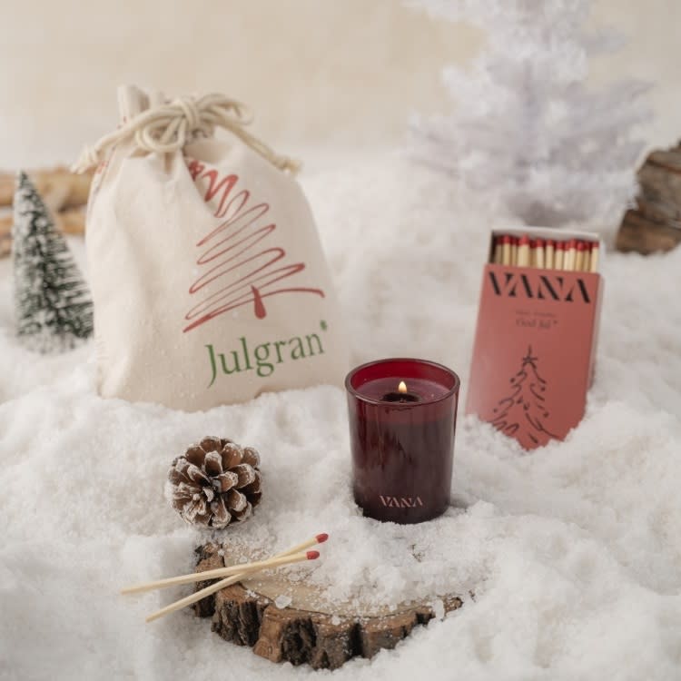 香氛聖誕禮袋 Xmas Gifting Burlap Bag （建議售價NT$590元）內容物- 瑞典香氛蠟燭65g*1（仲夏之夢/聖誕樹/光之季節/冬泳之甦 四款任選） 瑞典安全火柴*1