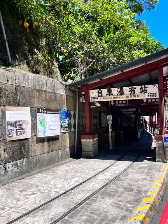 《圖說》走讀景點之一烏來觀光台車站，民國50年代，因觀光需求及產業發展，影響了台車的使用功效。〈原民局提供〉