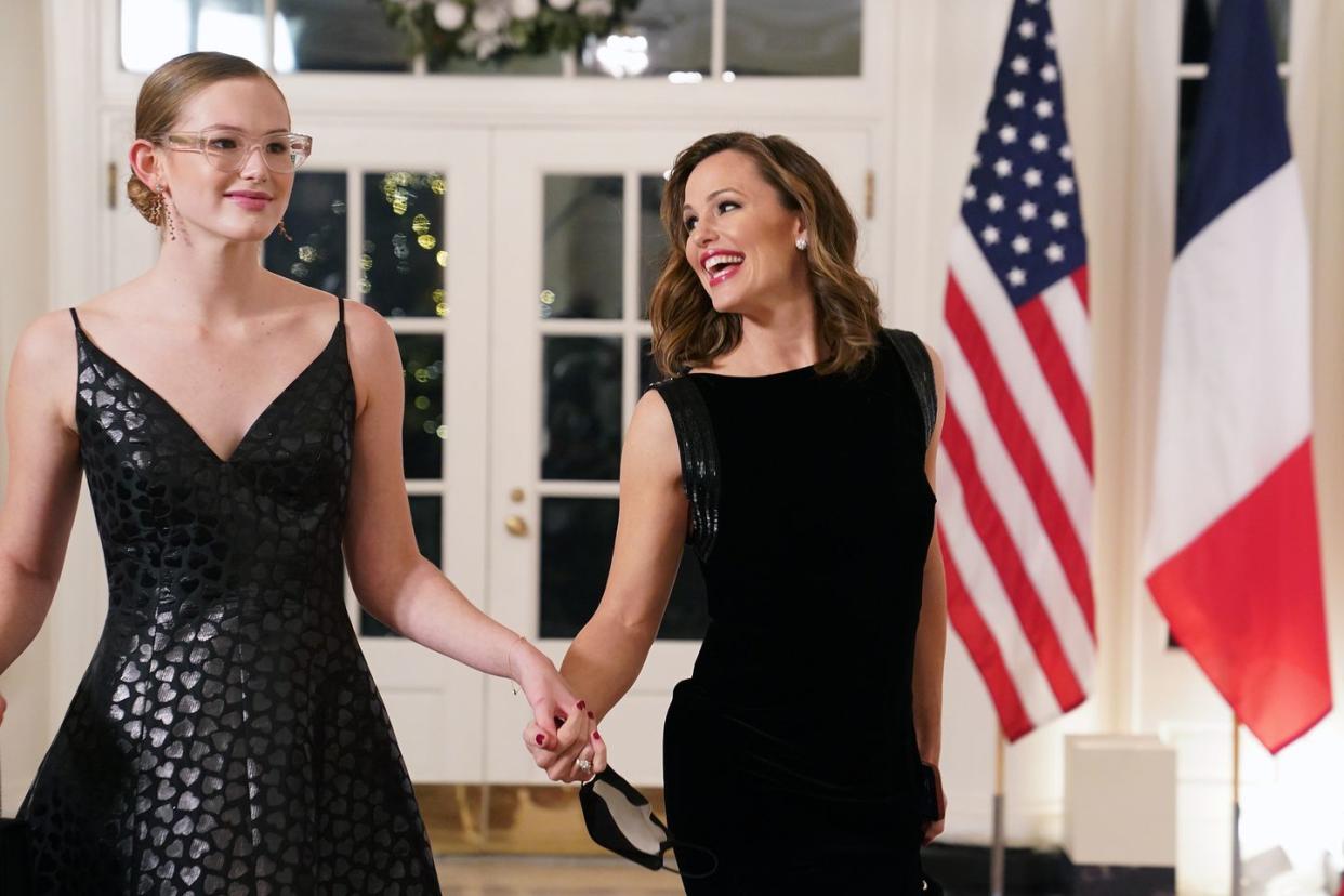 actress jennifer garner and her daughter violet arrive for the white house state dinner for french president emmanuel macron at the white house on december 1, 2022 in washington, dc the official state visit is the first for the biden administration photo by nathan howardgetty images
