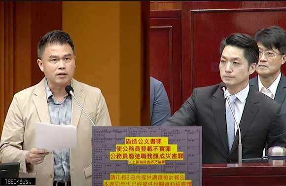 台北市瓦斯逆止閥數據兜不上，議員張志豪（左）轟產業局造假！？。（摘自議會直播）