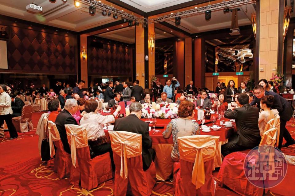 婚宴辦在男方家族經營的耐斯王子大飯店，席開70餘桌。