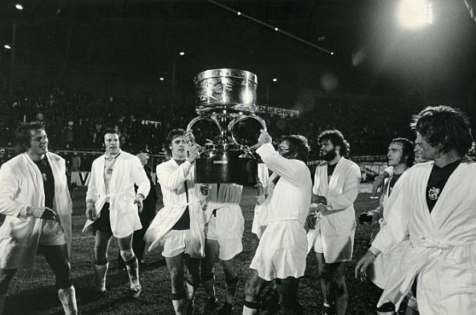 <p>En 1972, un año antes de que la Supercopa se disputara con el amparo de la UEFA, se jugó una organizada por el periódico holandés ‘De Telegraaf ‘que enfrentó al Ajax (que resultó campeón) y al Glasgow Rangers. (Foto: AP). </p>